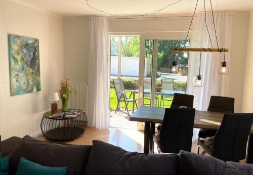 a living room with a couch and a table at Ferienwohnung Frankenliebe in Bad Staffelstein