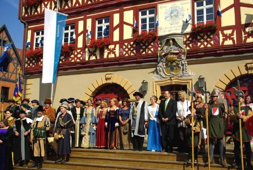 a group of people standing in front of a building at Ferienwohnung Frankenliebe in Bad Staffelstein