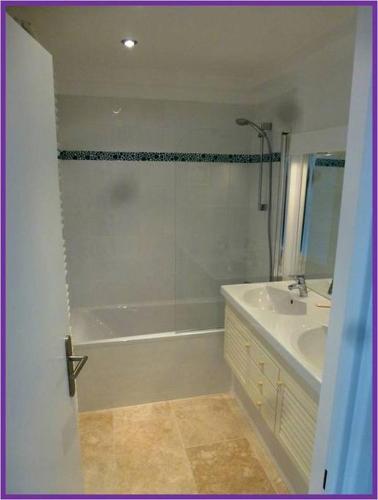a bathroom with a bath tub and a sink at Port Hyeres Duplex plein Sud 200 M2 et 100 M2 de terrasse in Hyères