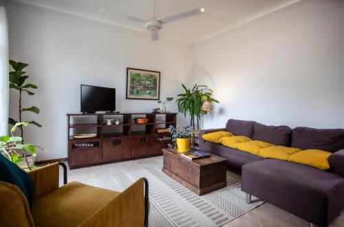 TV a/nebo společenská místnost v ubytování Cosy & Stylish Cottage - Central Tamarin