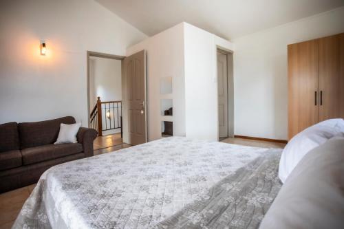 Postel nebo postele na pokoji v ubytování Cosy & Stylish Cottage - Central Tamarin