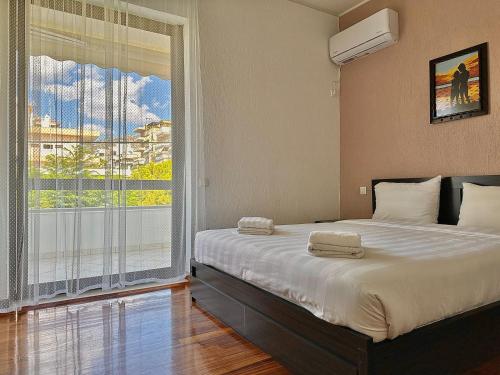 Postel nebo postele na pokoji v ubytování Glyfada Grand Residence