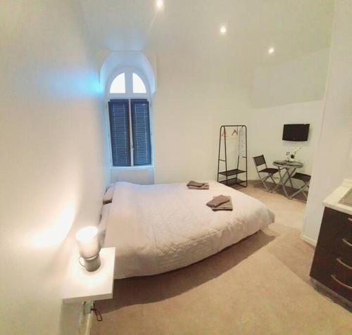 een slaapkamer met een bed, een raam en een bureau bij Chic & Contemporain in Vierzon