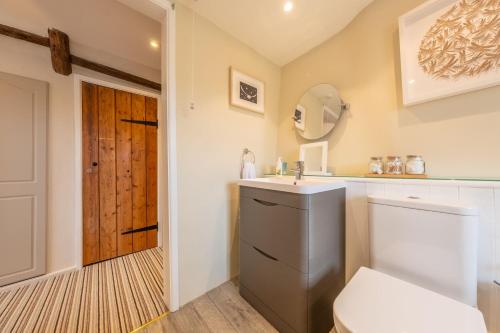 a bathroom with a sink and a toilet at Gable End in Great Snoring