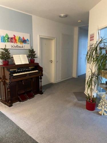ミュンスターにあるHotel Wolbeckのピアノと植物が入った空間