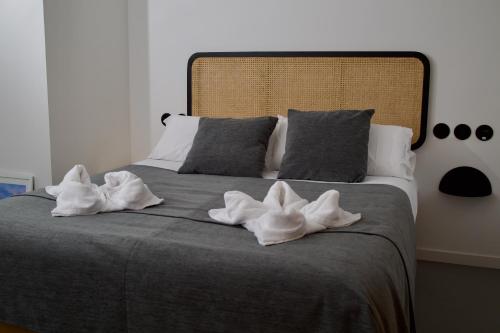 Postel nebo postele na pokoji v ubytování Amando Perez Suites