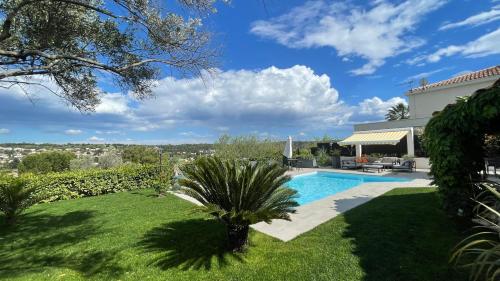une villa avec piscine dans une cour dans l'établissement Belle villa calme, piscine, 4 chambres climatisées à 8km de Montpellier classée meublé de tourisme 4 étoiles, à Saint-Gély-du-Fesc