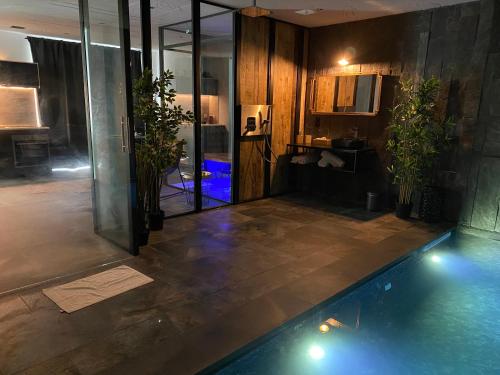 Una habitación con piscina en un edificio. en Wellness queen, en Harzé