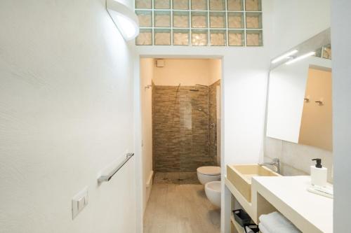 une salle de bain avec douche et toilettes dans l'établissement Leonardò, non solo mare, à Nardò