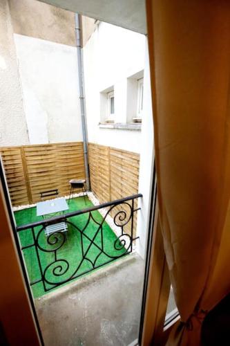 une vue depuis une fenêtre d'un balcon avec toilettes dans l'établissement Calme & Chaleureux, à Bourges