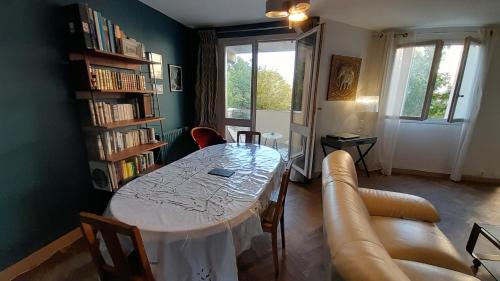un salon avec une table et un canapé dans l'établissement Comfy Appartement 85m2 in a calm area in Montreuil 10min from Paris, à Montreuil