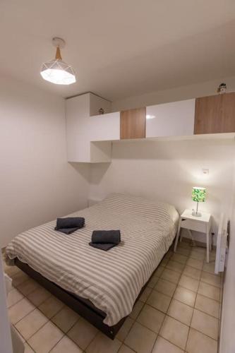 une chambre avec un lit avec deux oreillers dessus dans l'établissement Calme & Chaleureux, à Bourges