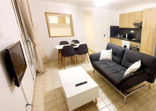 un salon avec un canapé et une table dans l'établissement Calme & Chaleureux, à Bourges