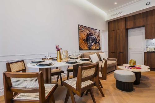 une salle à manger et un salon avec une table et des chaises dans l'établissement Charming flat - 2BR- 6P - Arc de Triomphe, à Paris