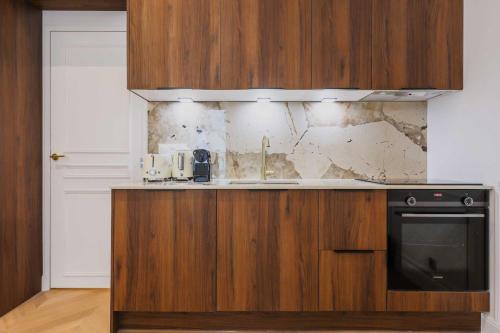 - une cuisine avec un évier et un mur endommagé dans l'établissement Charming flat - 2BR- 6P - Arc de Triomphe, à Paris