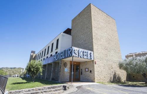 a building with a sign that reads hotel ielez at Hotel Alda Triskel in Sos del Rey Católico