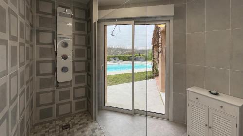 La salle de bains est pourvue d'une douche à l'italienne et d'une piscine. dans l'établissement Belle villa calme, piscine, 4 chambres climatisées à 8km de Montpellier classée meublé de tourisme 4 étoiles, à Saint-Gély-du-Fesc