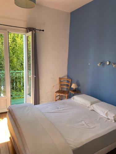 une chambre avec un lit blanc et une fenêtre dans l'établissement Maison 300 m de la plage, à Châtelaillon-Plage