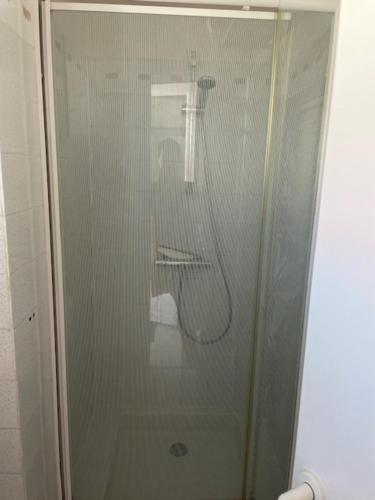 La salle de bains est pourvue d'une douche. dans l'établissement Maison 300 m de la plage, à Châtelaillon-Plage