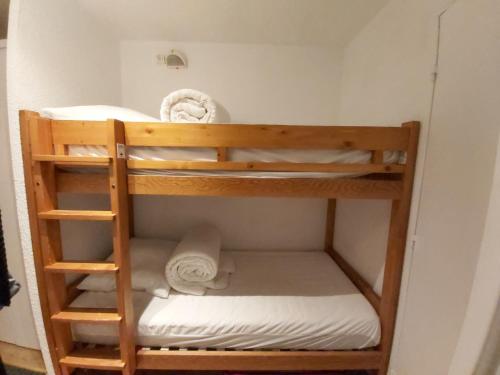 Ce lit superposé se trouve dans une petite chambre dotée de serviettes. dans l'établissement Studio Les Menuires - pied des pistes, aux Menuires