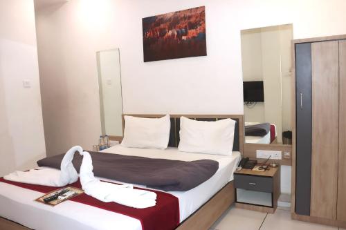 Cama o camas de una habitación en Hotel Near Me, Rajkot