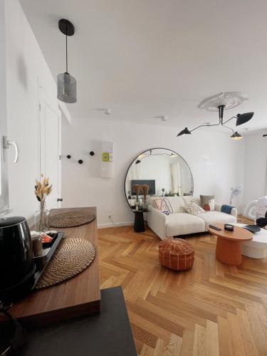 un salon avec un canapé et une table dans l'établissement Exclusive Flat By Luxuio - Nearby Eiffel Tower, à Paris
