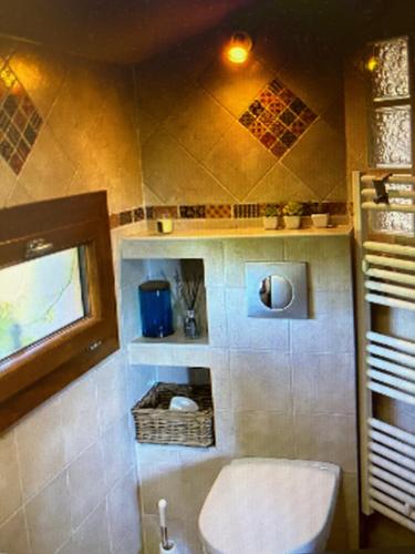 Elle comprend une petite salle de bains pourvue de toilettes et d'une fenêtre. dans l'établissement Entre terre et mer, à Villeneuve-lès-Maguelone