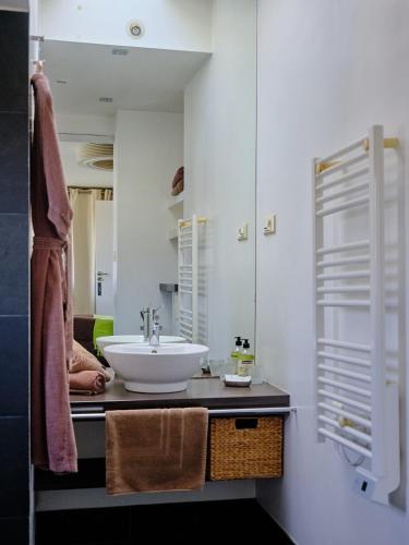 une salle de bain avec un lavabo et un miroir dans l'établissement La LUNA of MARSEILLE - VILLA D'ARCHITECTE B&B, à Marseille