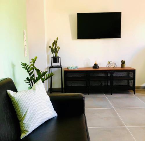 Μια τηλεόραση ή/και κέντρο ψυχαγωγίας στο StayNature 1BR APP in zentraler Lage