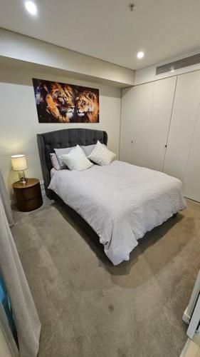 a bedroom with a large white bed in a room at Bondi Junction Bellissima in Sydney
