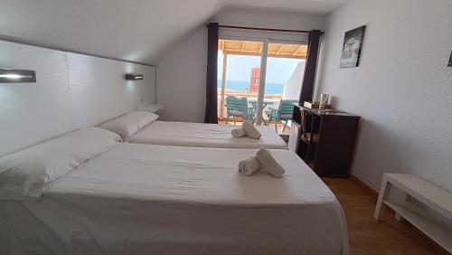 2 letti in una camera con vista sull'oceano di Villa las Flores ad Adeje