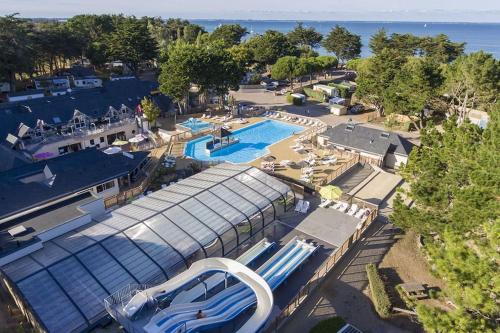 - une vue de tête sur un complexe avec une piscine dans l'établissement Mobil home Cygne 85, à Quiberon