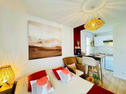 un salon avec un lit et une cuisine dans l'établissement Le Mirage - Studio - Parking - Terrasse - 2 pers, au Mans