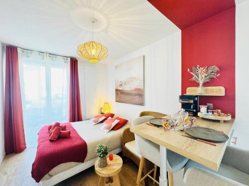 - une chambre avec un lit et une table à manger dans l'établissement Le Mirage - Studio - Parking - Terrasse - 2 pers, au Mans