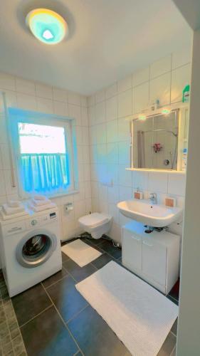 a bathroom with a washing machine and a sink at Idyllische Ferienoase mit traumhafter Terrasse in Marburg an der Lahn