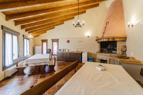 Großes Zimmer mit Küche und Kamin in der Unterkunft La Dehesa de Santa Ursula 3 in Espeja de San Marcelino
