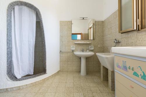 Un baño con lavabo, inodoro y bañera. en Villa Tina Maria by BarbarHouse, en San Pietro in Bevagna