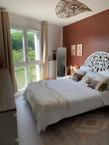 une chambre avec un grand lit et une fenêtre dans l'établissement Appartement cosy 2 pièces à Neuilly-sur-marne, à Neuilly-sur-Marne