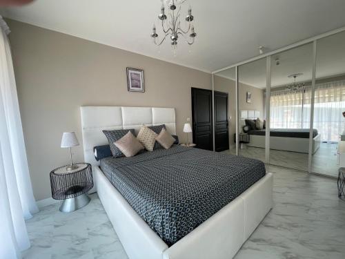 une chambre avec un grand lit et un lustre dans l'établissement Paradise view, à Villefranche-sur-Mer