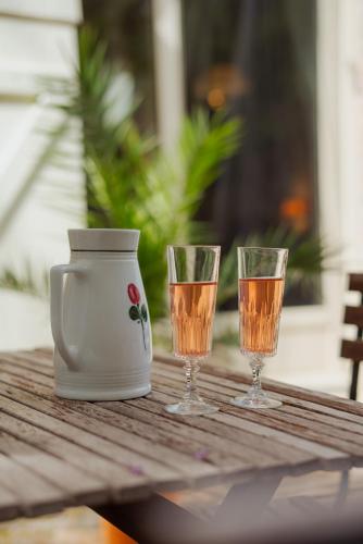 une théière et deux verres sur une table dans l'établissement Grande maison, bordure forêt, La Citadelle, à Molières-sur-Cèze