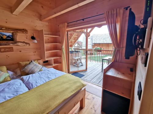 Postel nebo postele na pokoji v ubytování Ribno Luxury Glamping