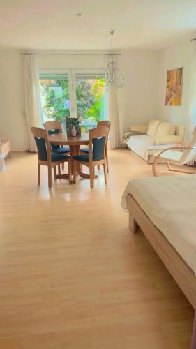 a bedroom with a table and chairs and a bed at Idyllische Ferienoase mit traumhafter Terrasse in Marburg an der Lahn