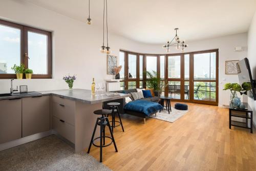 Posedenie v ubytovaní Luxury 2-bedroom Penthouse Warsaw Skyline 15m terrace, garage, gym, rooftop & only 500 m to METRO