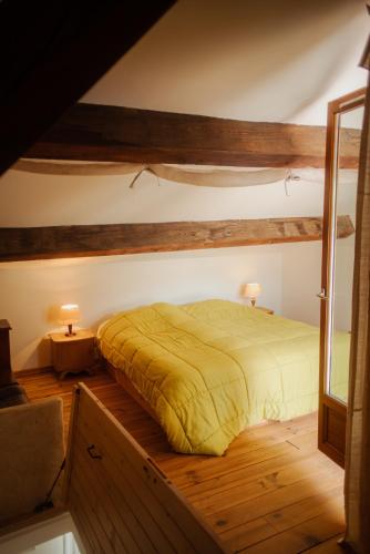 - une chambre avec un lit dans un dortoir doté de parquet dans l'établissement Grande maison, bordure forêt, La Citadelle, à Molières-sur-Cèze