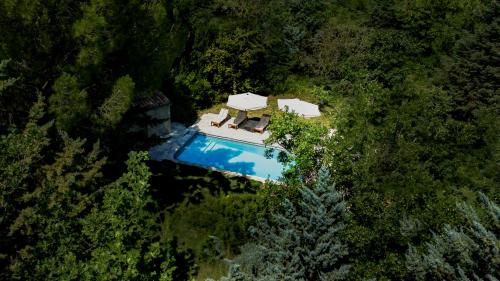 une vue aérienne d'une maison avec piscine dans l'établissement Collection Sojourn - Le Mas, à Vacquières