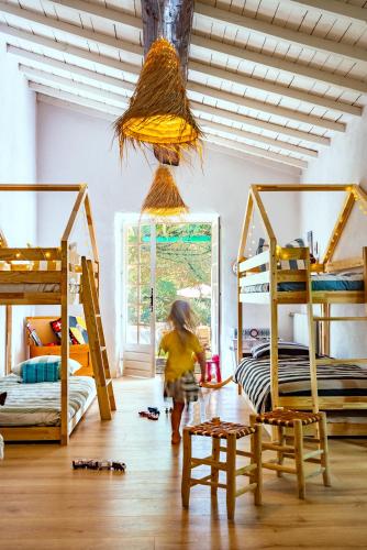 - un enfant en bas âge dans une chambre avec lits superposés dans l'établissement Collection Sojourn - Le Mas, à Vacquières