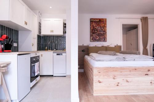 une cuisine et une chambre avec un lit dedans dans l'établissement Le Cœur de Strasbourg - à 5min de la Cathédrale, à Strasbourg