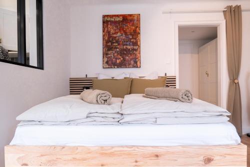 un lit blanc avec deux oreillers dessus dans l'établissement Le Cœur de Strasbourg - à 5min de la Cathédrale, à Strasbourg