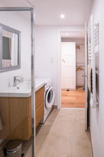 une salle de bain avec un lavabo et des toilettes dans l'établissement Le Cœur de Strasbourg - à 5min de la Cathédrale, à Strasbourg