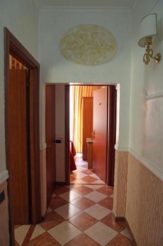a hallway with a room with a tile floor at Hotel Hollywood in Rome
